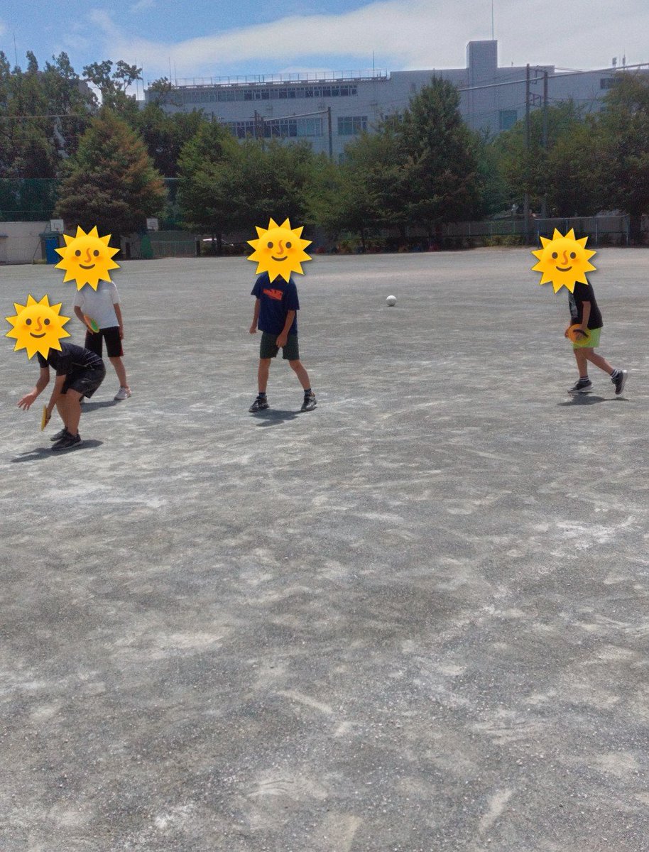 asakashakyo's tweet photo. ★泉水放課後児童クラブからのお知らせ★
少し暑さが和らいだので、外遊びに行けました🌞
暑くても子どもたちは元気いっぱい🙌
サッカーや野球、ゾインゴボインゴなどで遊ぶ姿が見られました⚽️
遊びの途中では日陰で水分補給を挟みながら熱中症対策して遊んでます😃
夏休みまだまだ楽しもう✨️ https://t.co/0n587IOP7T