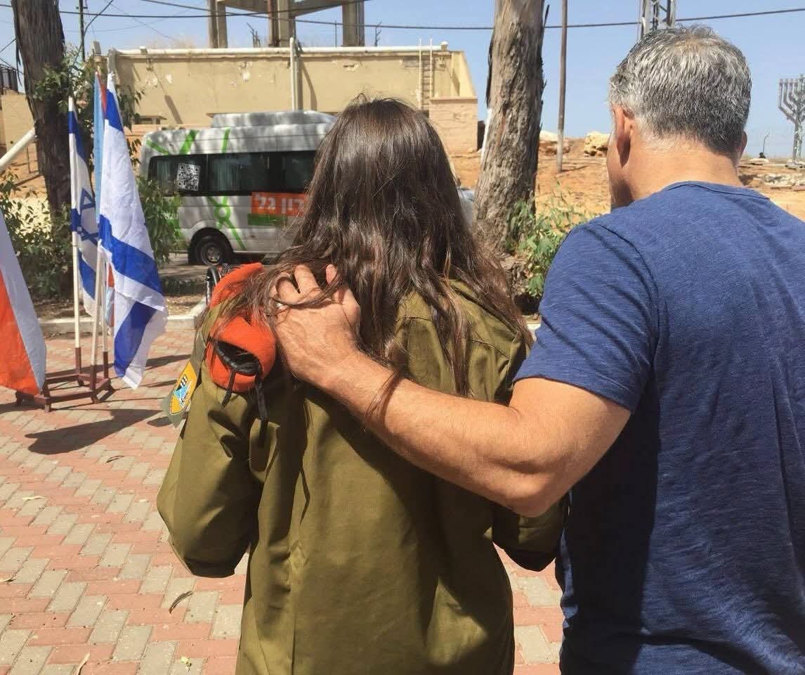 HolySmokexxxx's tweet photo. בטקס הסיום יעלי הצדיעה למפקד.
היא לבשה מדים וכומתה כתומה ואבא שלה ניגב את העיניים וקיווה שלא רואים.
הכיתה שלה, כיתה של צעירים עם צרכים מיוחדים - התנדבה כל השנה בבסיס של חטיבת החילוץ וההצלה של צה”ל. 
הם תרמו ככל יכולתם.
החיילים והמפקדים היו מקסימים וקשובים, והתנהגו כלפיהם בכבוד וחיבה. “אני לא יודעת מי למד השנה יותר ממי,” אמרה לי סמלת בת 19 עם חיוך ענק.
“אז את עכשיו את חיילת כמו ליאור?” שאלתי את יעלי, והילדה הלא-מדברת שלי הינהנה בחוזקה.

בפעם הבאה שמישהו יגיד לכם שהתפקיד היחיד של הצבא הוא רק להילחם, תשלחו לו את התמונה שצירפתי כאן.
אולי זה נכון על צבאות אחרים, אבל צה”ל הוא הרבה יותר מזה.