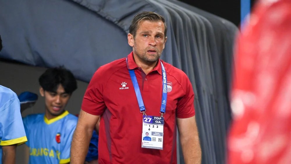 FaktaSepakbola's tweet photo. Igor Tolic mengkritik jadwal Piala Presiden 2026 yang hanya memberi waktu istirahat dua hari jelang final. Pelatih Persib itu menilai hal tersebut tidak sesuai regulasi FIFA yang mengharuskan jeda minimal 72 jam antarpertandingan demi melindungi kondisi fisik dan mental pemain.

“Dalam peraturan FIFA ada ketentuan minimal 72 jam istirahat antar pertandingan. Jadi, ini bersifat wajib. Ini adalah aturan yang dibuat untuk melindungi kesehatan fisik dan mental para pemain di seluruh dunia.”

“Jadi sekarang saya tidak hanya berbicara tentang para pemain Persib, saya berbicara tentang Persija, saya berbicara tentang [Persebaya] Surabaya, saya berbicara tentang Arema. Jadi saya berbicara tentang semua pemain karena merekalah yang harus tampil.”

“Jadi itulah mengapa mereka perlu dilindungi. Saya perlu melindungi para pemain dan saya perlu melindungi kesehatan mereka, karena bayangkan kalau besok seseorang mengatakan dalam pertandingan dua hari ke depan, lalu ada pemain yang terkena serangan jantung, siapa yang akan bertanggung jawab?”

“Atau seseorang akan memberi tahu saya ‘Oke Igor, Anda adalah pelatih, Anda yang menurunkan pemain itu dan dia meninggal’ dan kemudian saya berkata ‘Oke, tidak apa-apa.’ Siapa yang akan bertanggung jawab?”

📝@CNNIndonesia