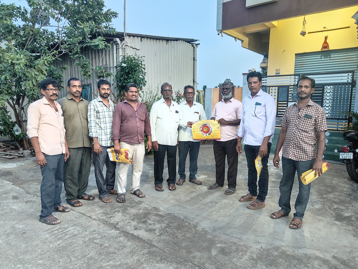 tdpponnuroff's tweet photo. కూటమి ప్రభుత్వం సాగిస్తున్న ప్రజాపాలన., అందిస్తున్న సంక్షేమాన్ని ఇంటింటికీ తీసుకెళ్తున్న తెలుగుదేశం నాయకులు, కార్యకర్తలు.
@JaiTDP
@DhulipallaNk 

#2YearsOfTrustDevelopmentWelfare
#IntintikiTeluguDesham
#IdhiManchiPrabhutvam
#DhulipallaNarendraKumar
#ponnur https://t.co/YwgnFM9JgS