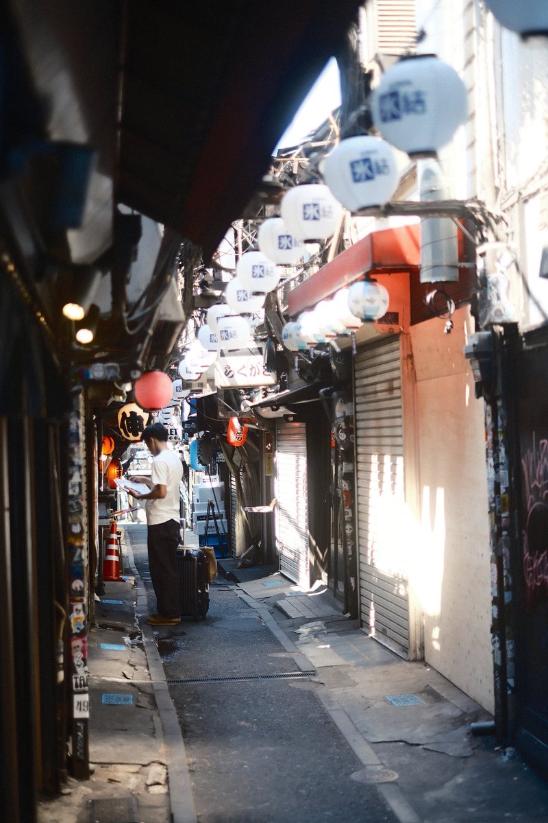 5Plee's tweet photo. Summer strolling in Shinjuku. The soaring temperature is exhausting me while a nostalgic scene faces. https://t.co/jqt60Tts4t