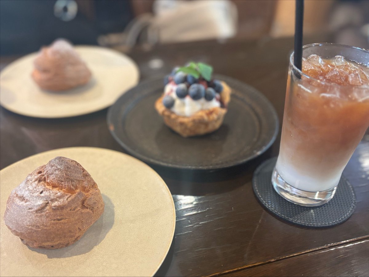 atarilife's tweet photo. ここのシュークリームもタルトも美味しい https://t.co/AlJlGUyM6f