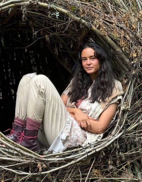 filmedterrores's tweet photo. no one gives lottie enough credit for still serving femme lesbian realness even while standed in the middle of the woods https://t.co/f83rtOckDE