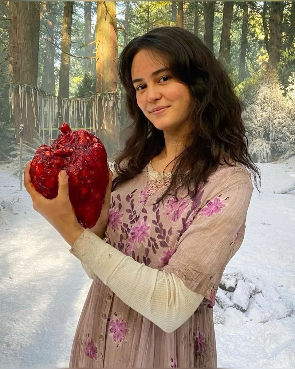 filmedterrores's tweet photo. no one gives lottie enough credit for still serving femme lesbian realness even while standed in the middle of the woods https://t.co/f83rtOckDE