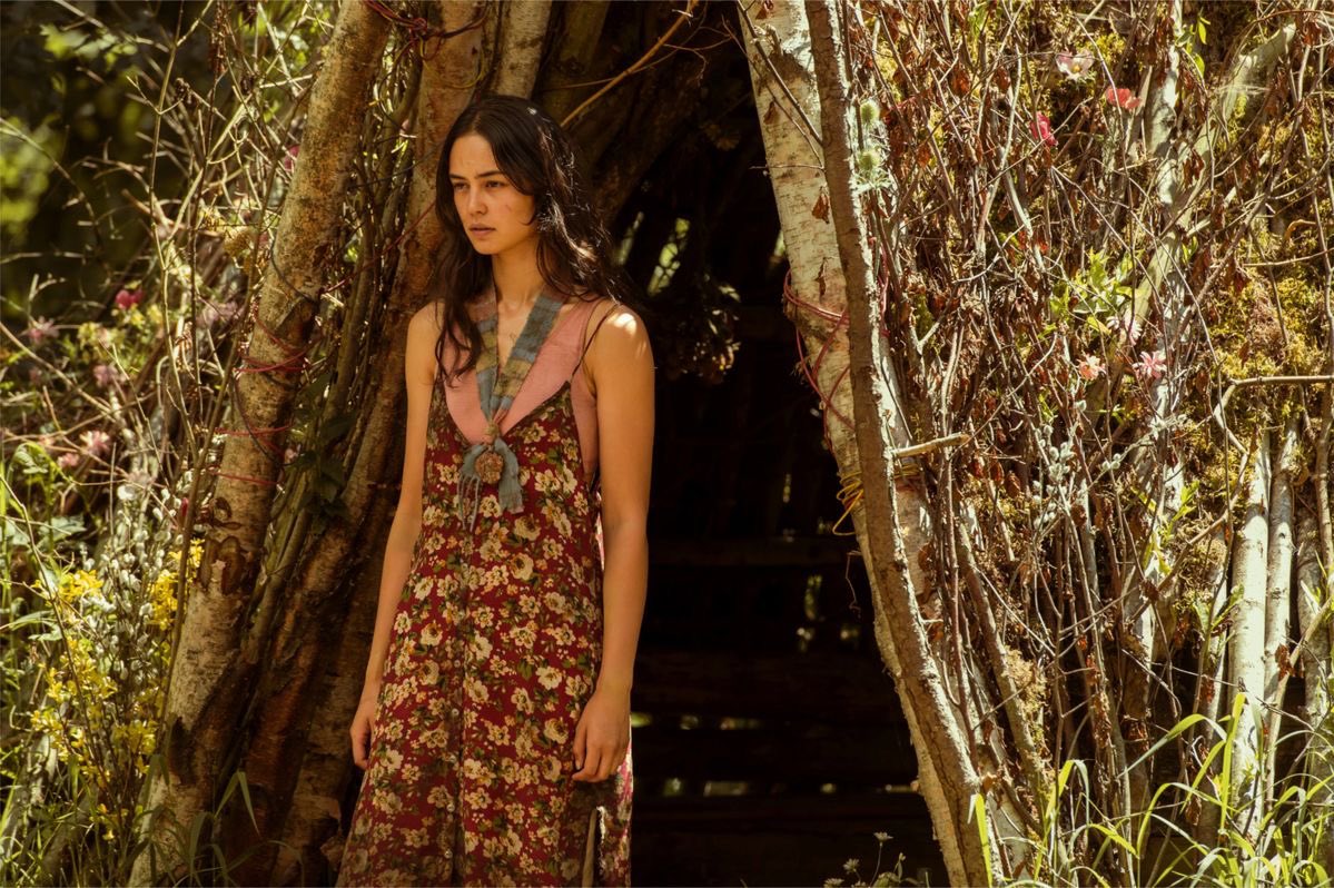 filmedterrores's tweet photo. no one gives lottie enough credit for still serving femme lesbian realness even while standed in the middle of the woods https://t.co/f83rtOckDE