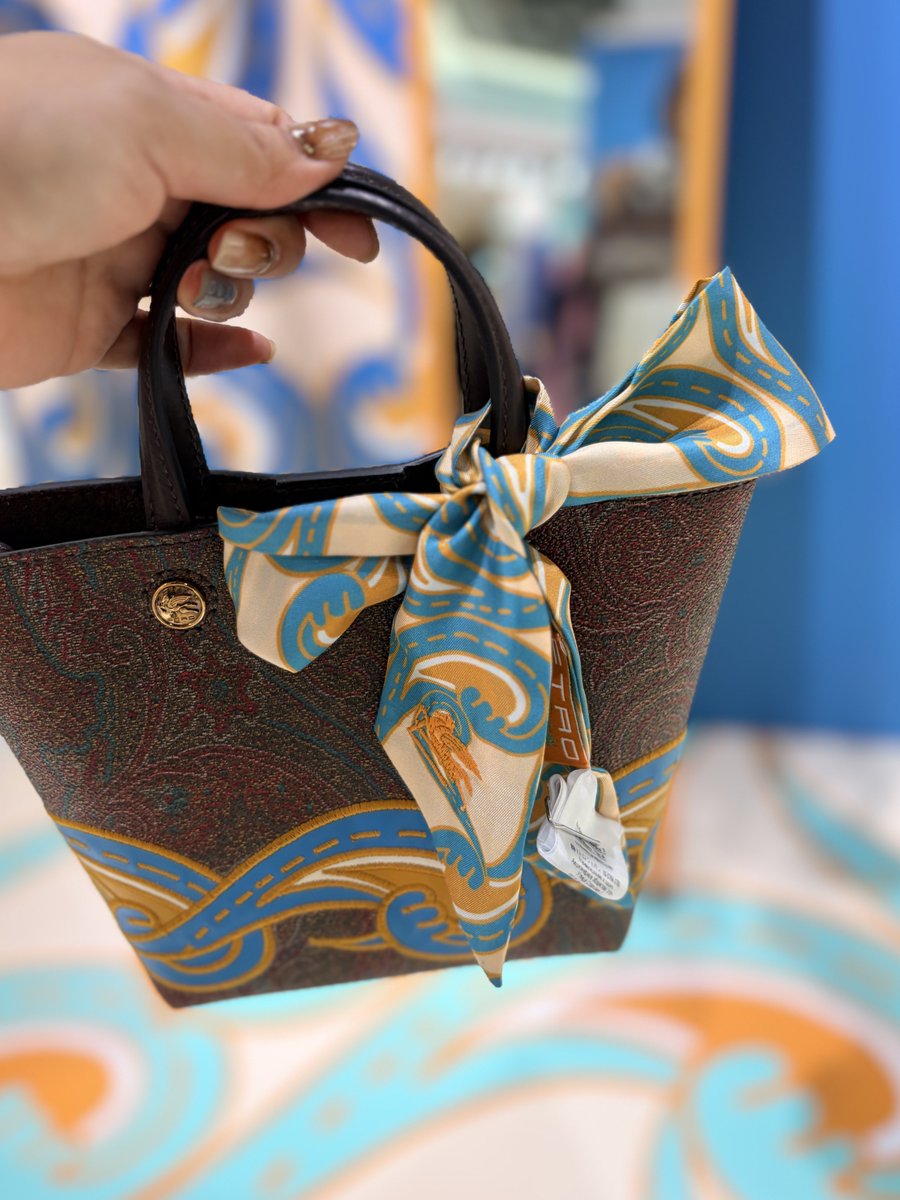 kaipi060's tweet photo. ミニトートバッグ

内側のそこに「ETRO per Kaito Takahashi」って入ってるんですよ〜って見せてもらった☺️（他のバッグは未確認です、ごめんね🙏）

#ETROperKaitoTakahashi https://t.co/yLW9e1qXrk