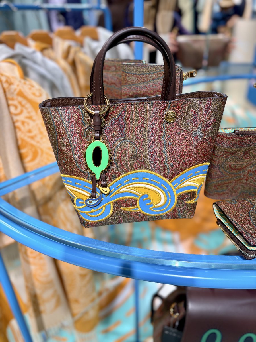 kaipi060's tweet photo. ミニトートバッグ

内側のそこに「ETRO per Kaito Takahashi」って入ってるんですよ〜って見せてもらった☺️（他のバッグは未確認です、ごめんね🙏）

#ETROperKaitoTakahashi https://t.co/yLW9e1qXrk