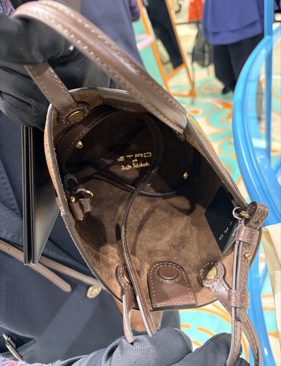 kaipi060's tweet photo. ミニトートバッグ

内側のそこに「ETRO per Kaito Takahashi」って入ってるんですよ〜って見せてもらった☺️（他のバッグは未確認です、ごめんね🙏）

#ETROperKaitoTakahashi https://t.co/yLW9e1qXrk