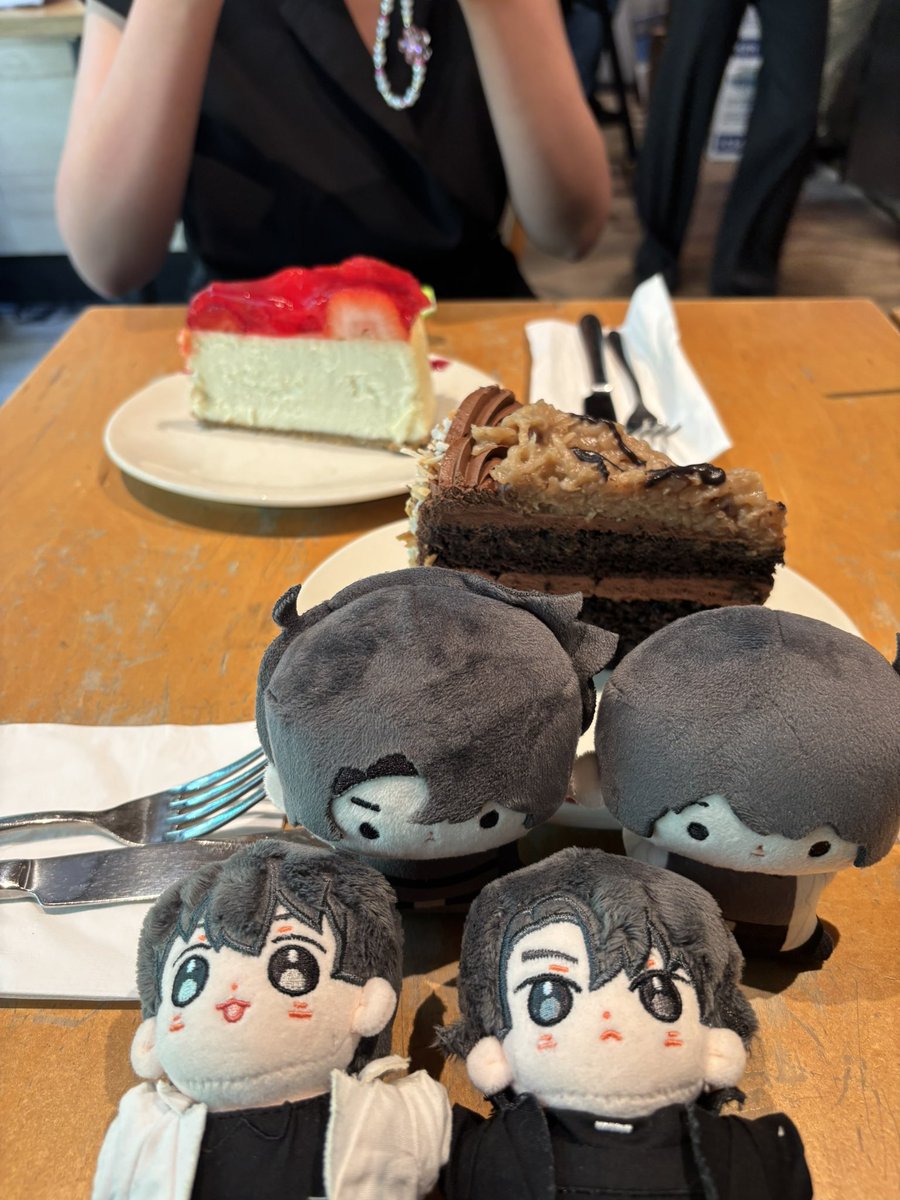 altern_akuma's tweet photo. Happy bday Yoo Joonghyuk 🥹👑

And ty @dokjajoonghyuk for the merch delivery AHHHH 💕💕
We toasted in honor of Valko (RIP) @sskslov https://t.co/9Q724YqMpS