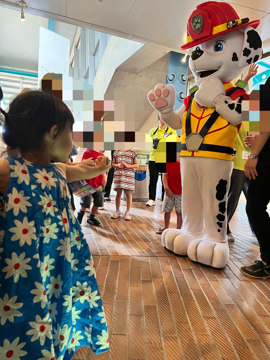 kappabito's tweet photo. パウパトロールのグリーティングに行ってきた！！初日マーシャル、2日目チェイス、どっちも受付間に合わず……😱グリーティングの部屋から帰るマーシャルが何回も止まってポージングしてくれたおかげで、受付漏れした子どもたちに神対応😭双子たちめっちゃ喜んでた！マーシャルありがとぉぉぉぉ♡ https://t.co/0GkILrqdup