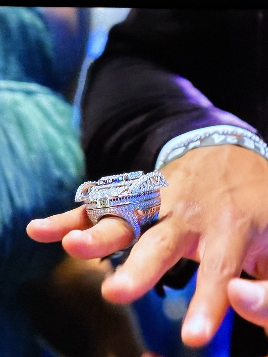 EnnyBrandO's tweet photo. Imagine being a franchise winning their second (!!!!!! Lmao) Super Bowl &amp; this is the ring you get https://t.co/qgtkqydwQj
