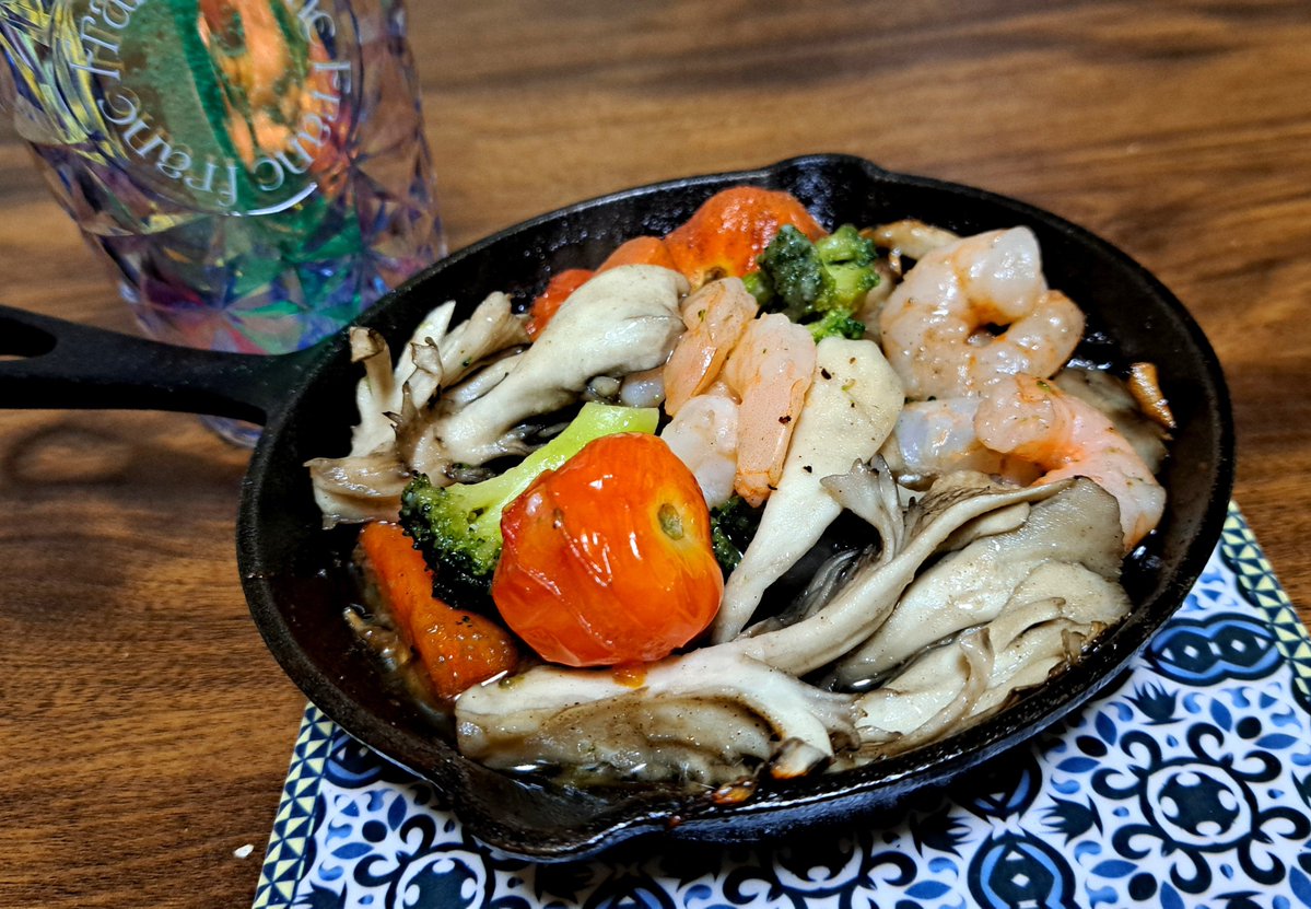 szdddlo's tweet photo. 最近お昼ご飯にアヒージョ作るのにハマってる！ https://t.co/vqgEeE2GwK