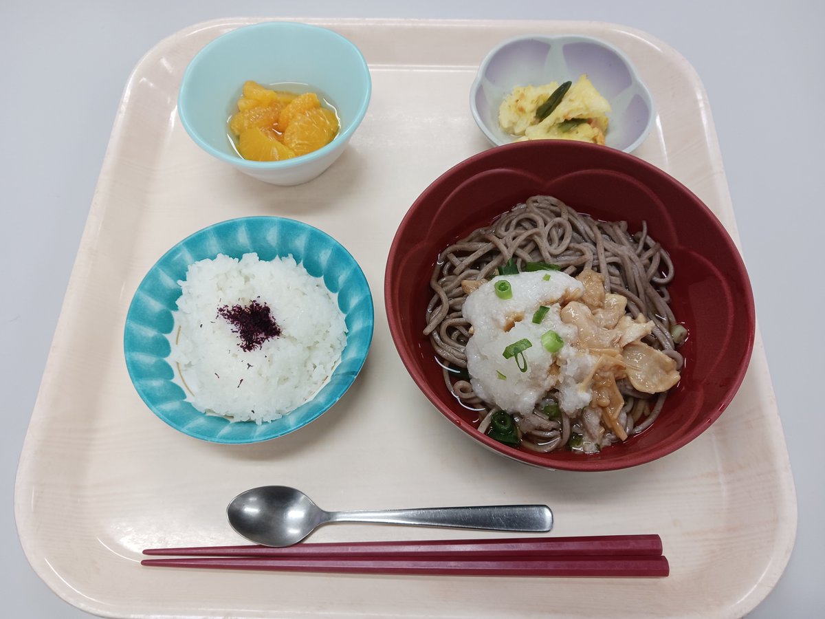 moji1765's tweet photo. 本日のお昼ごはんは、
とろろそばです😊
暑さが厳しい時にはさっぱりしたものが嬉しいですねー！　

野菜もすくすく成長中🍆🍅🌽🥒
#デイサービス　#昼食　#家庭菜園　#夏野菜 https://t.co/NABdxaMKTA