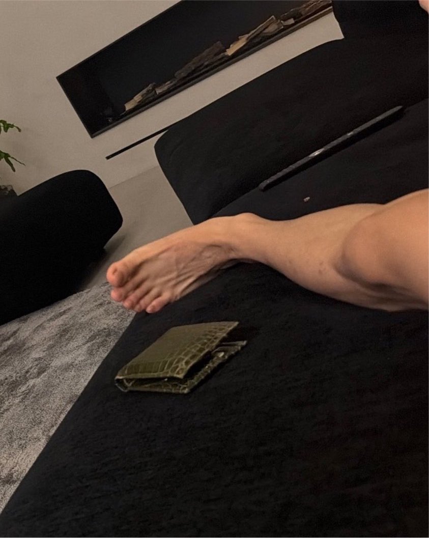 thvseverim's tweet photo. taehyung still using the same wallet since 2021...men https://t.co/fyp5HnG9i8
