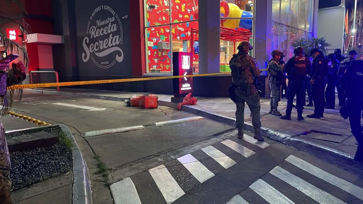 azucenau's tweet photo. 🚨#ÚLTIMAHORA El influencer César Gastélum fue asesinado a tiros a la salida de un KFC en Culiacán, Sinaloa, mientras grababa contenido para sus redes sociales.

​El ataque ocurrió durante una transmisión en vivo, en la que se aprecia a dos hombres a bordo de una motocicleta que lo interceptan y uno de ellos le dispara a quemarropa.

📷@noticieristas