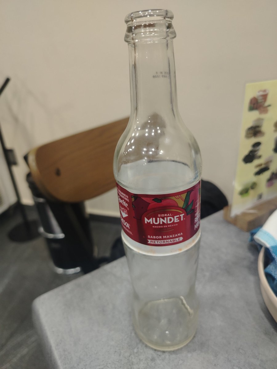 05Calla's tweet photo. Que onda con los retiquetados de @CocaColaMx , me dieron un Mundet en botella con etiqueta de otro.... https://t.co/YNGciWUKlU