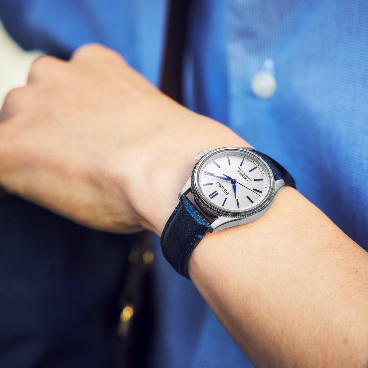 hpauthentic's tweet photo. #Seiko Presage Classic 145th Anniversary Limited Edition #HCC004 (#HCC004J1) 🇯🇵🇯🇵🇯🇵
Mẫu đồng hồ được giới hạn sản xuất chỉ 2500 chiếc trên toàn cầu, trong đó bao gồm 500 chiếc dành riêng cho thị trường Nhật Bản. Mặt số mang sắc “Shiro-neri” với tone trắng tinh khiết lấy cảm hứng từ lụa Nhật Bản sau quá trình tinh luyện, tạo cảm giác nhẹ nhàng và đầy chiều sâu. Thiết kế mặt số vòm cùng kim và cọc số cong giúp phản chiếu ánh sáng theo phong cách vintage cổ điển.