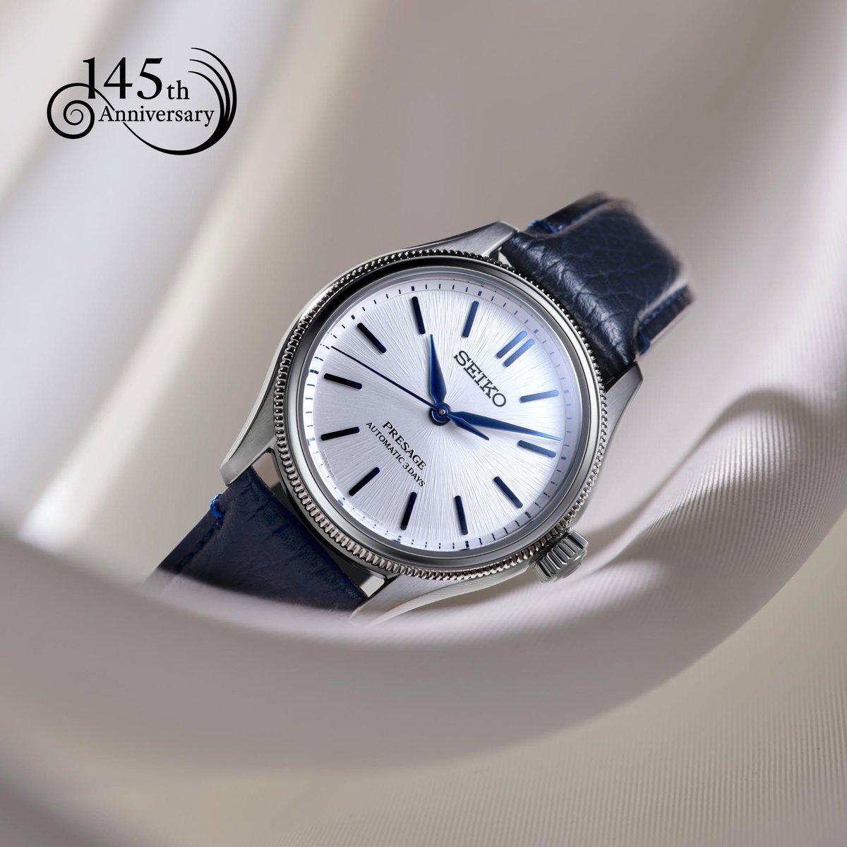 hpauthentic's tweet photo. #Seiko Presage Classic 145th Anniversary Limited Edition #HCC004 (#HCC004J1) 🇯🇵🇯🇵🇯🇵
Mẫu đồng hồ được giới hạn sản xuất chỉ 2500 chiếc trên toàn cầu, trong đó bao gồm 500 chiếc dành riêng cho thị trường Nhật Bản. Mặt số mang sắc “Shiro-neri” với tone trắng tinh khiết lấy cảm hứng từ lụa Nhật Bản sau quá trình tinh luyện, tạo cảm giác nhẹ nhàng và đầy chiều sâu. Thiết kế mặt số vòm cùng kim và cọc số cong giúp phản chiếu ánh sáng theo phong cách vintage cổ điển.