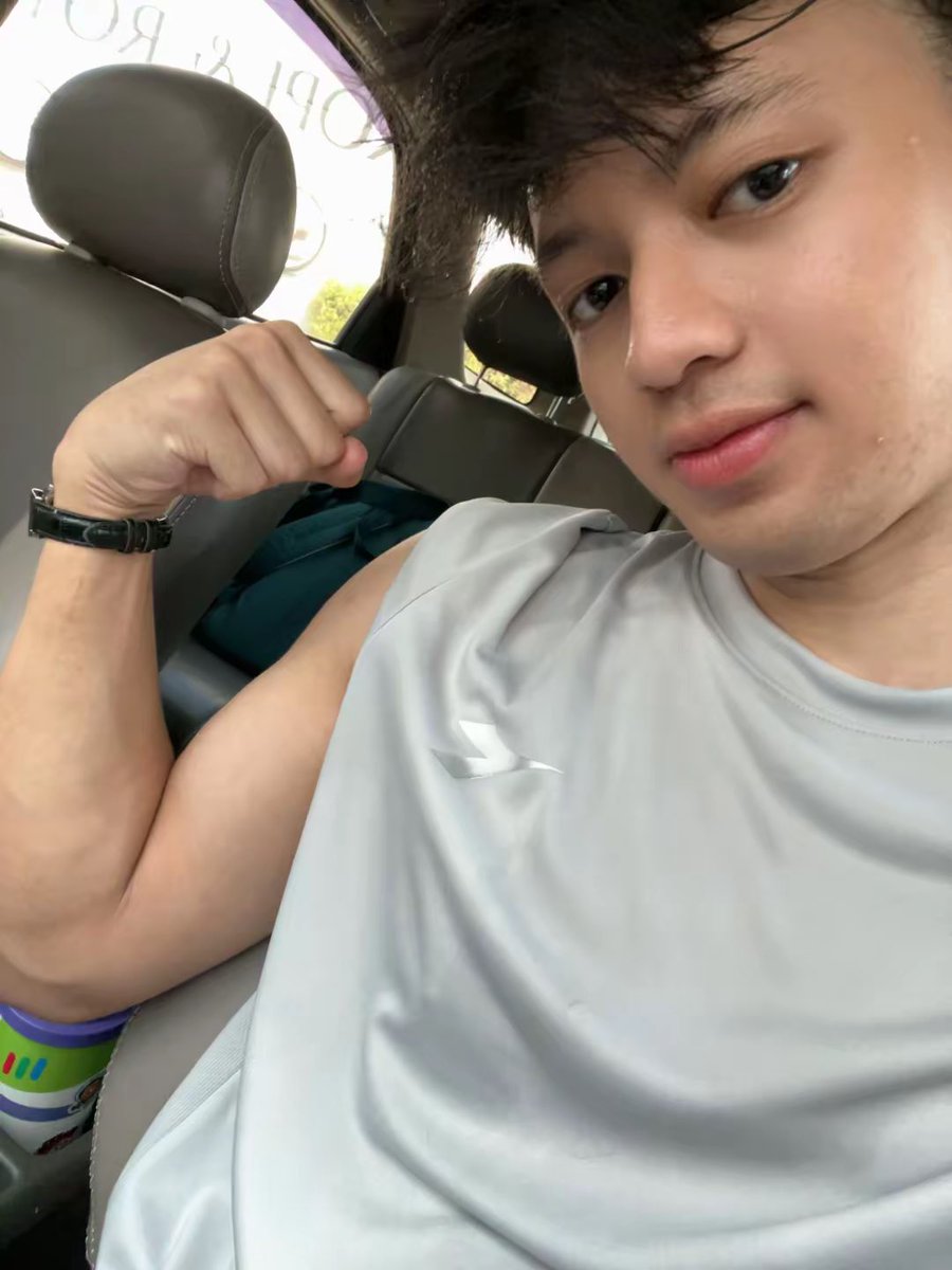 PhiVector's tweet photo. day 10 gym, terpaksa pake headphone karena lagu gym nya majapahit banget 😬 https://t.co/oHQb4cFFIh