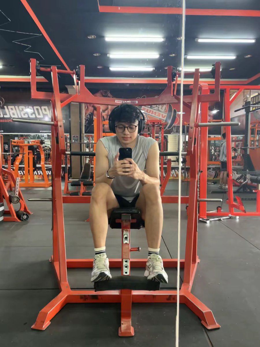 PhiVector's tweet photo. day 10 gym, terpaksa pake headphone karena lagu gym nya majapahit banget 😬 https://t.co/oHQb4cFFIh