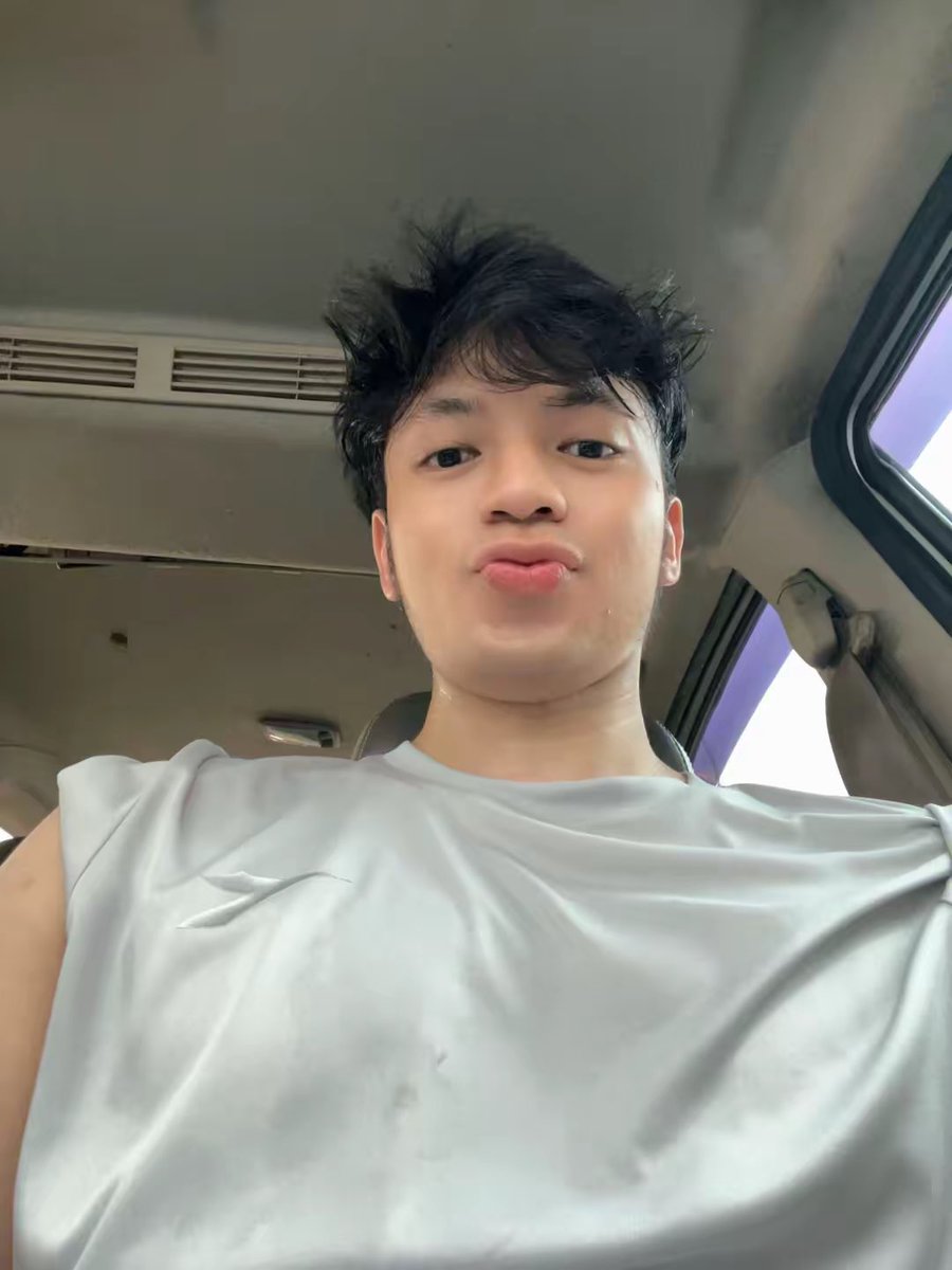PhiVector's tweet photo. day 10 gym, terpaksa pake headphone karena lagu gym nya majapahit banget 😬 https://t.co/oHQb4cFFIh