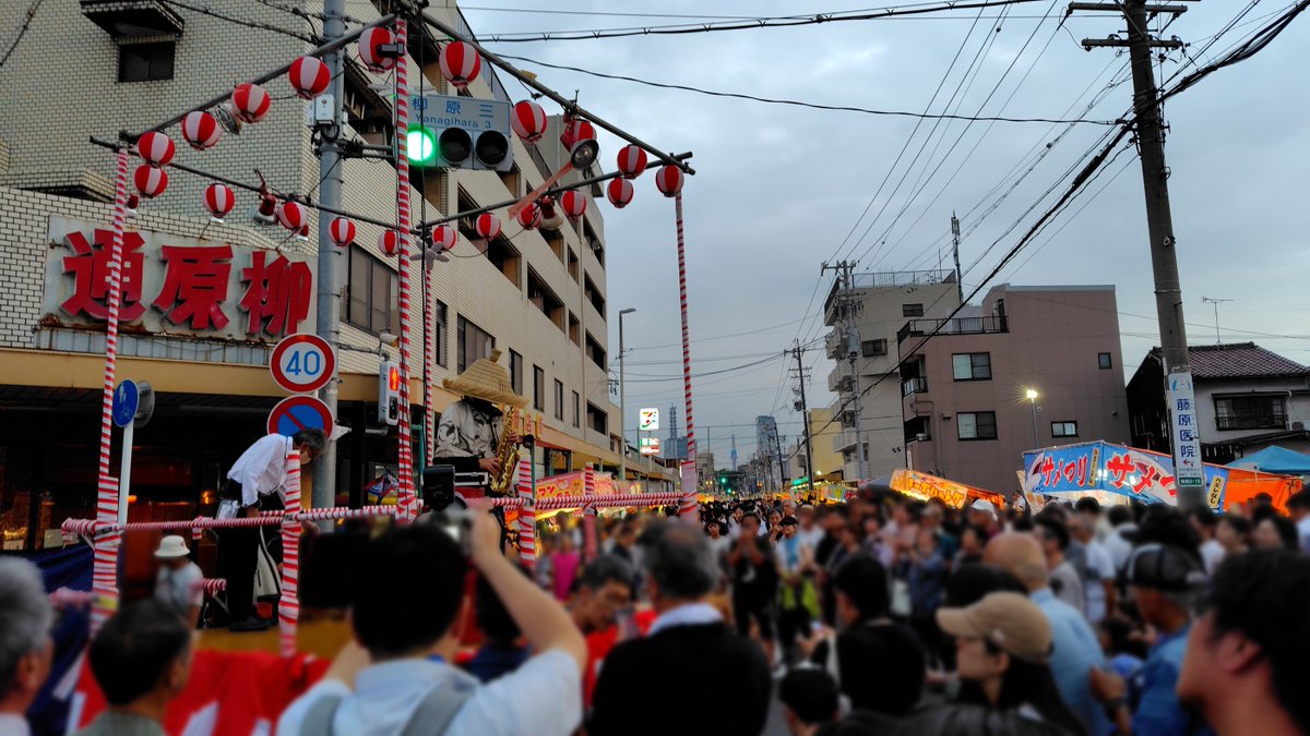 yumetunaBASE's tweet photo. 昨日の柳原通商店街夏まつりは、すごい人でした。
ほんとうにすごくて感動。
今日も18:00から21:00まで開催します。屋台やキッチンカーも100くらい並び、ライブステージも5箇所あり。
私は記録班としてウロウロしています（ユメツナベースのブースもありますよ）。
夏の思い出づくりにお越しください〜 https://t.co/grpP5DJbPl