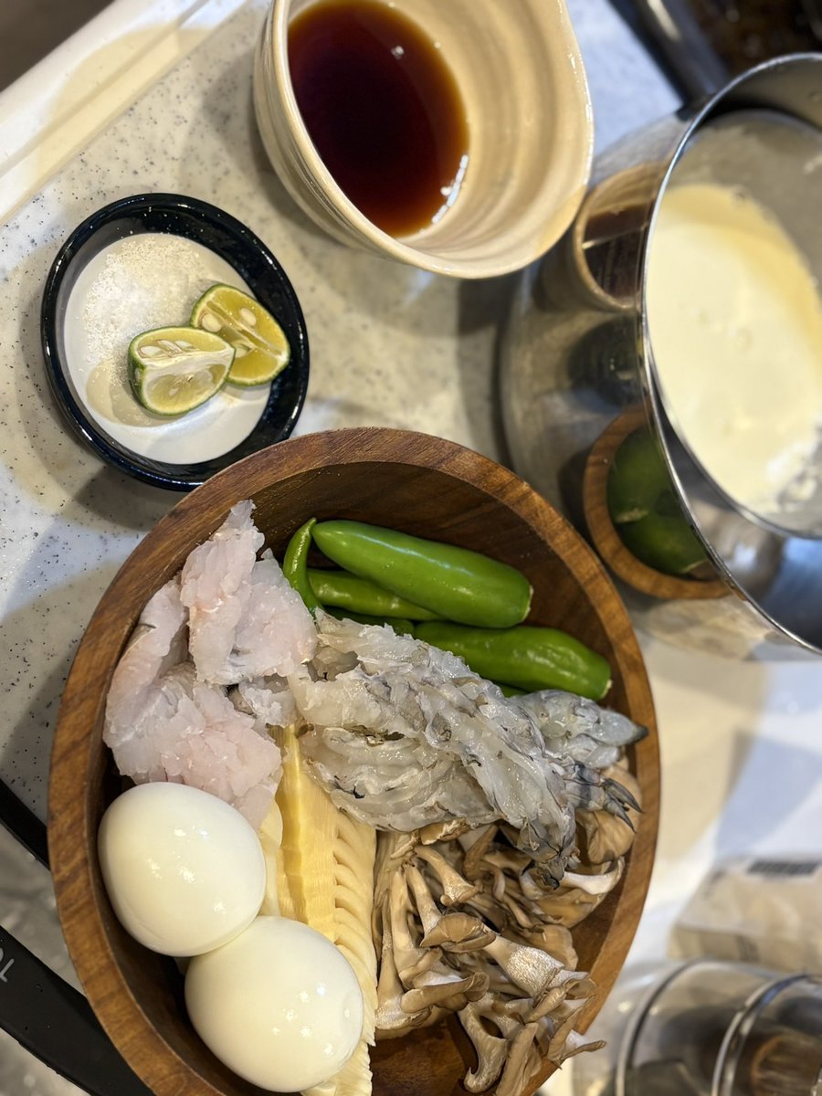 nukoshamacom's tweet photo. 夜勤明けの奴がNOWで今から此奴らを
天ぷらにして、酒を決めるだけの人間になろうと思います。
（揚げてない写真🌱） https://t.co/kOMQzaItMZ