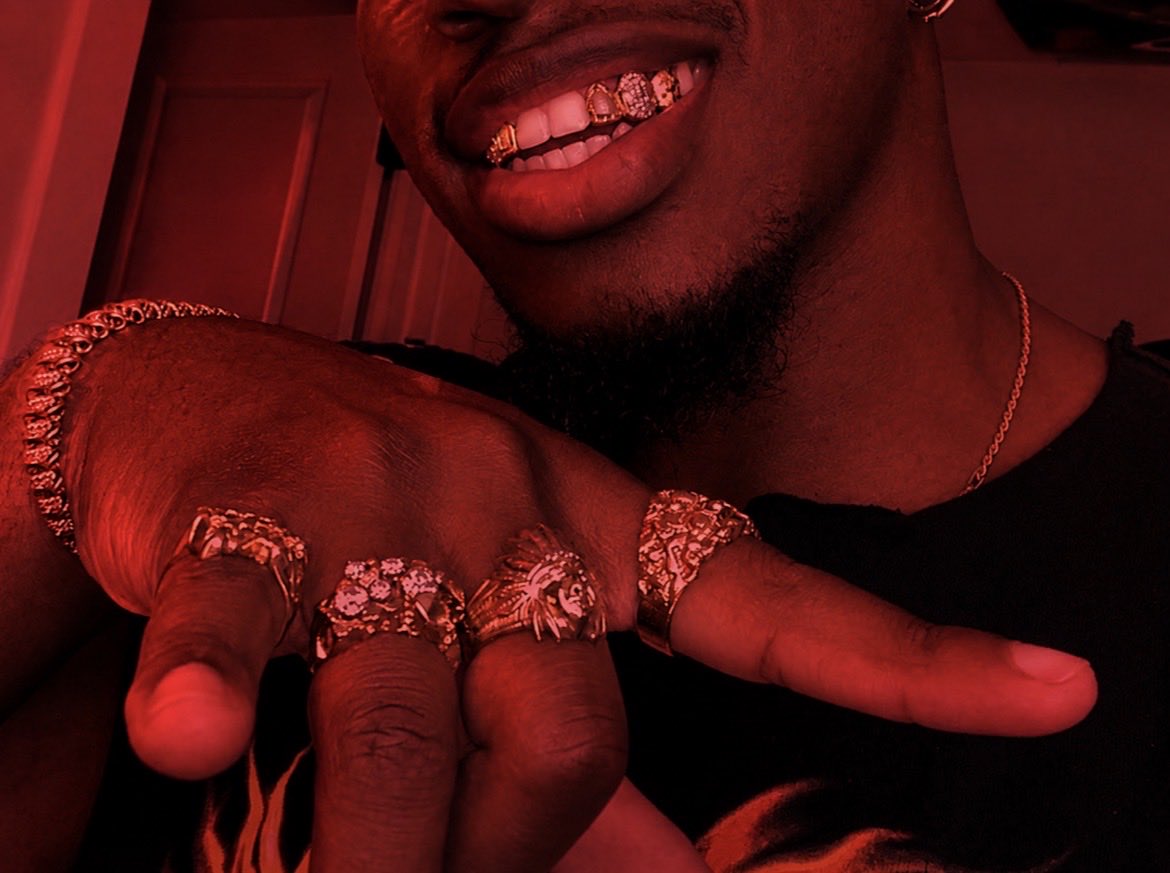 JerrrythePimp's tweet photo. Just got ma new shiny grills in #realgold #stealyochick #pimplife https://t.co/YFGVaeJjwa