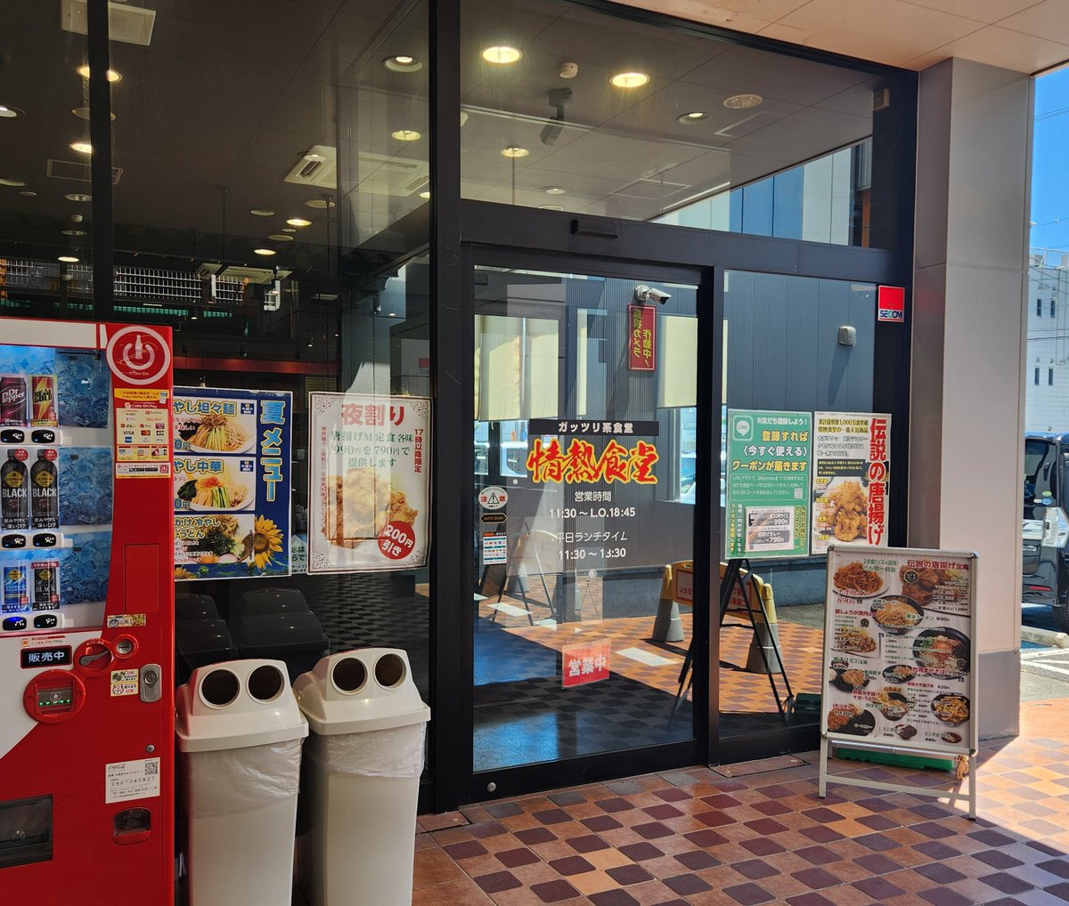abc_kimura's tweet photo. 遊技中「お腹が空いた！でも暑いから外は…」というお客様に店舗併設の【情熱食堂】様をご紹介🍽️
本日はテイクアウトを利用させて頂きました🥡
人気メニュー「ナポリタン」のこの圧巻のボリューム！！😳🍝
仕事終わりの夕方勝負前の腹ごしらえにもご利用ください✨
ﾋﾄﾘﾃﾞﾌﾀﾂﾊﾀﾍﾞﾃﾅｲﾖ https://t.co/NVN0859i5I