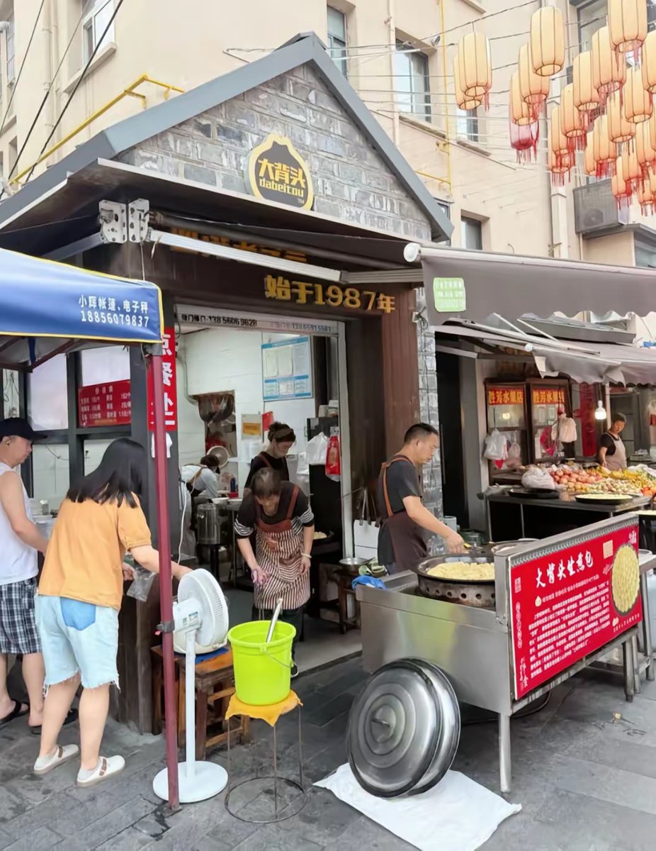 itz_iszly's tweet photo. Craving warm Taiwanese night market stinky tofu Crispy, savory, and loaded with pickles—found this hidden gem by the sidewalk! 10/10 street snack win. https://t.co/wbuNcHl7j5