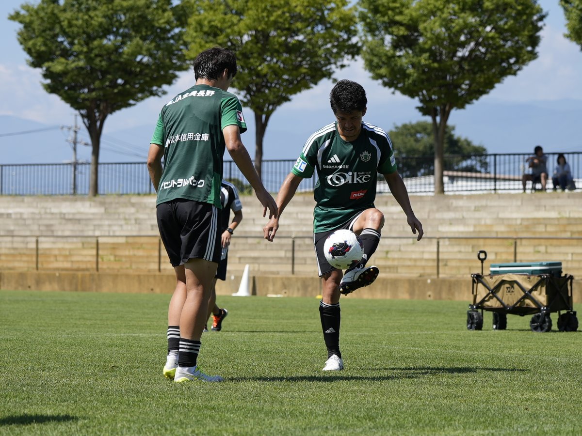 yamagafc's tweet photo. 【8.5 トレーニング】
本日より #北爪健吾 選手がチームに合流👏
初日から選手の名前を呼び、すでに馴染んでいる様子👀

ようこそ松本へ🟢🏯

#yamaga #サイコウ https://t.co/Wo7VQF0CSc