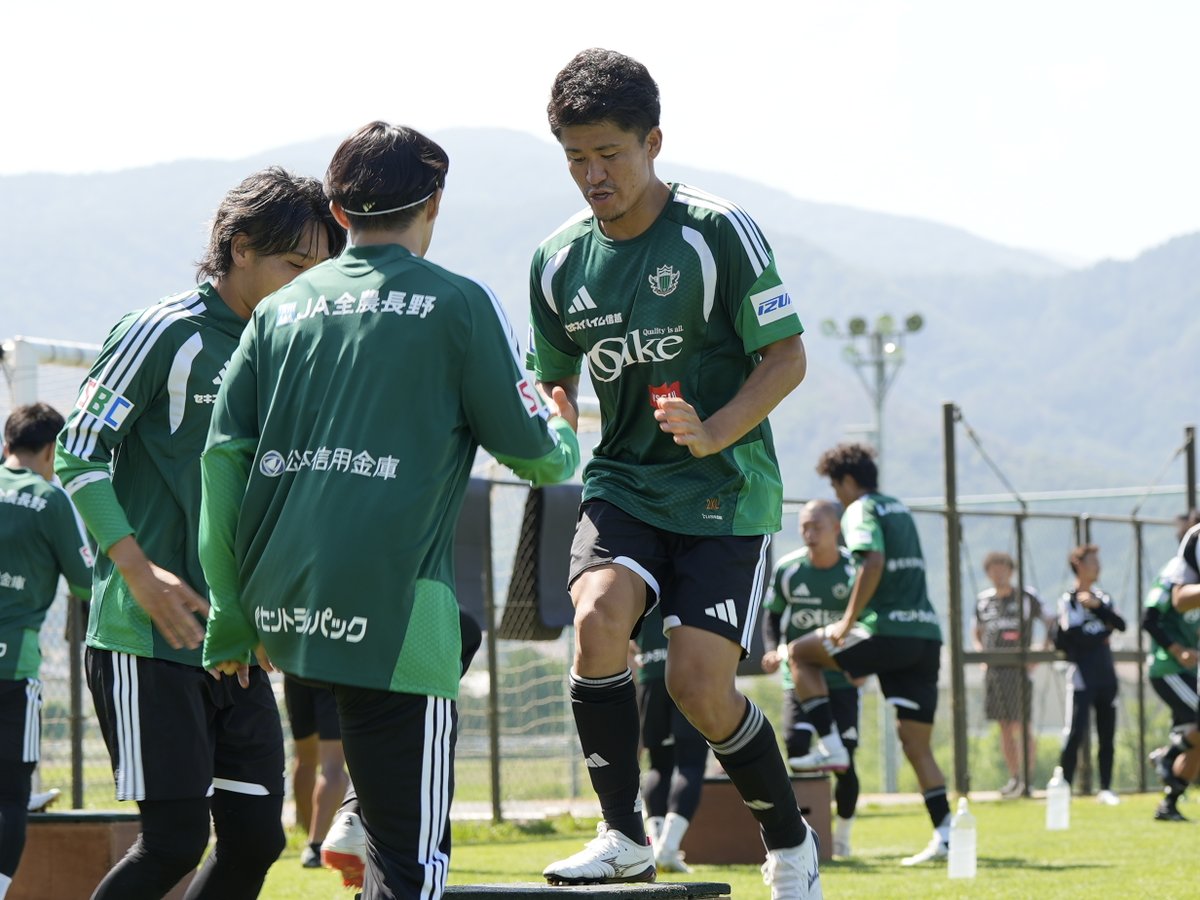 yamagafc's tweet photo. 【8.5 トレーニング】
本日より #北爪健吾 選手がチームに合流👏
初日から選手の名前を呼び、すでに馴染んでいる様子👀

ようこそ松本へ🟢🏯

#yamaga #サイコウ https://t.co/Wo7VQF0CSc