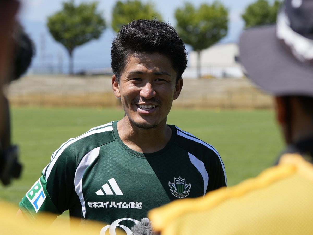 yamagafc's tweet photo. 【8.5 トレーニング】
本日より #北爪健吾 選手がチームに合流👏
初日から選手の名前を呼び、すでに馴染んでいる様子👀

ようこそ松本へ🟢🏯

#yamaga #サイコウ https://t.co/Wo7VQF0CSc