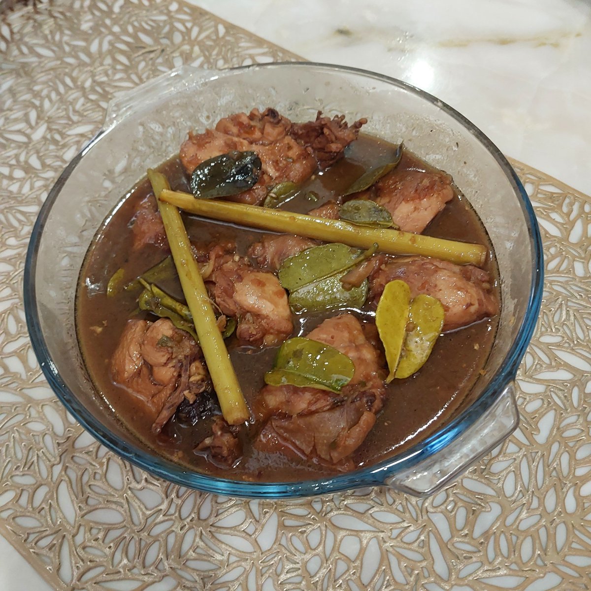 umikharuto's tweet photo. ayam semur sama pete teri sambel🤤 https://t.co/xREI8fainO