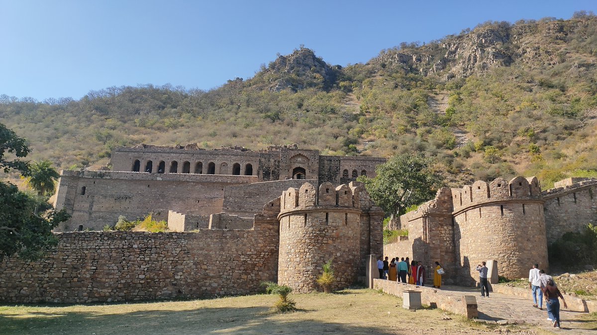 SmprCity's tweet photo. भारत की सबसे ज्यादा डरावनी जगह है भानगढ़ का किला
#bhangarh #bhangarhfort #bhangarhkila #haunted #smprcity https://t.co/VcwVJPTGPV
