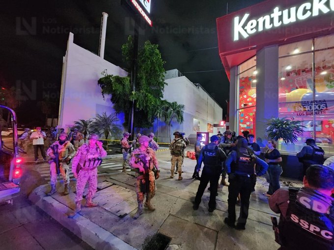josuealeexis's tweet photo. #ÚLTIMAHORA 🚨⚠️I IMAGENES SENSIBLES

⚠️Ejecutan a influencer César Gastelum en #Culiacán, Sinaloa, mientras realizaba contenido para redes sociales en la salida de un establecimiento de KFC.

📹El homicidio quedó grabado y se observa el momento en que fue interceptado por dos hombres en una motocicleta y cuando uno le dispara.

📸 @noticieristas 
#Urgente #Emergencia #México #Viral #CesarGastelum #LCDLFMX #LaCasaDeLosFamososMéxico