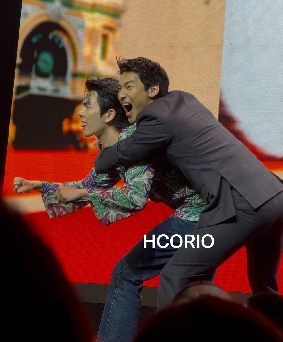 HCORIO's tweet photo. ถ้าไม่รัก #มายอาโป และไม่พร้อมซัพพอร์ตผลงานของเค้าทุกเรื่อง เราก็คงไม่ไป Shine Space ในทุกสัปดาห์ทุก EP และชายแฟนคอนหรือแม้กระทั่งต่างประเทศก็ตามคงไม่ตามไปหรอก ก็เพราะว่ารักในตัวศิลปินไง ไม่ว่าจะทำอะไรก็พร้อมซัพพอร์ตทุกอย่าง แต่ว่าในส่วนของผู้บริโภคก็ต้องวิจารณ์ค่ายในสิ่งที่เราไม่ได้รับความถูกต้อง ซึ่งมันก็ถูกแล้วไม่ใช่หรอ แต่ทำไมกันล่ะ ที่มักจะมีบางคนมาหาว่าเรางอแงไม่มีเหตุผลซะงั้น?

ปล.งานชายสเปซอ่ะทำให้รู้นะว่าสวนผักมันรักมายอาโปกันแค่ไหน 💚💛😭
