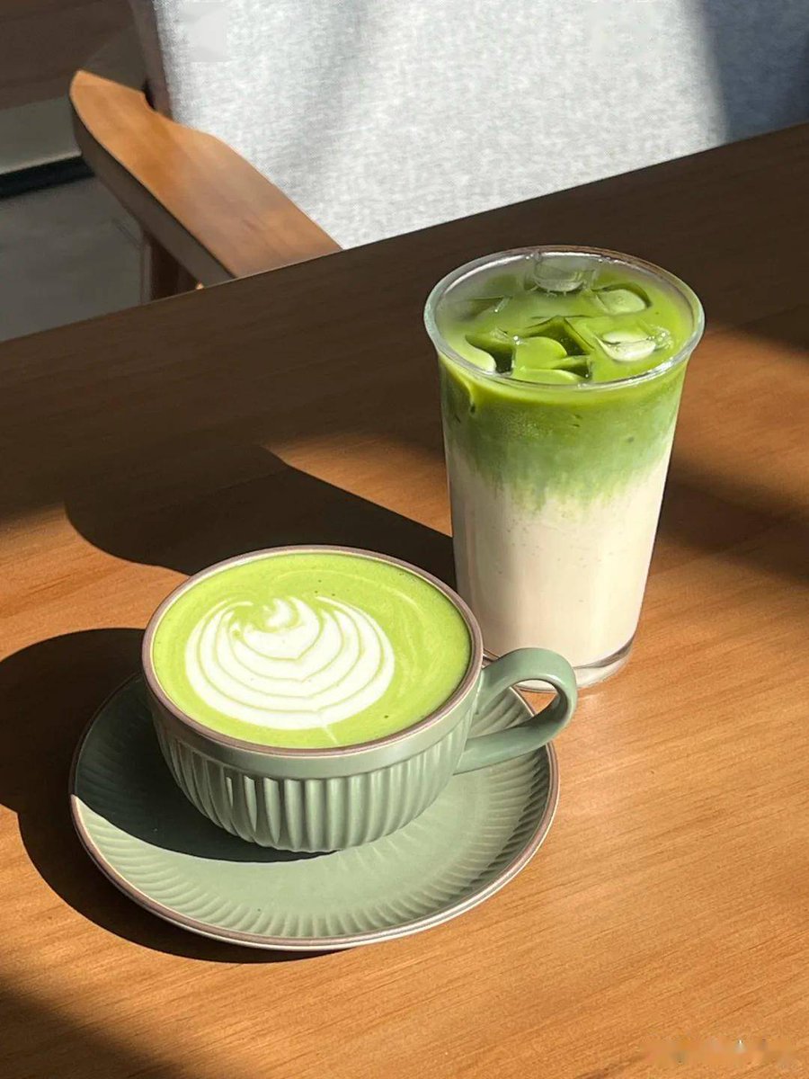 Kewlaid27's tweet photo. Make a 5-min iced matcha latte at home: Whisk matcha powder with warm water, add ice u0026 oat milk, done!  No fancy tools needed! https://t.co/S3CY6gIV8e