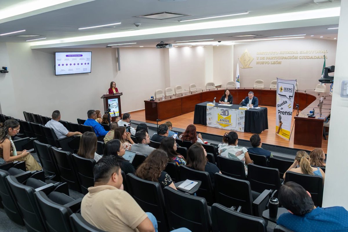 ieepcnlmx's tweet photo. 🎙️Vacantes para 4 plazas en el #IEEPCNL, las bases de la convocatoria, los requisitos y las etapas del Concurso Público 2026 para ingresar al Servicio Profesional Electoral Nacional (SPEN) fueron ampliamente explicadas en la rueda de prensa conjunta con el #INEMexico. La Consejera María Guadalupe Téllez Pérez, Presidenta de la Comisión de Seguimiento al SPEN, y Jorge Egren Moreno Troncoso, Director Ejecutivo de DESPEN/INE brindaron la información e invitaron a la ciudadanía interesada en desarrollarse en el ámbito electoral, a participar en el concurso. 
Las plazas para Nuevo León son: Asistencia Técnica de Organización Electoral (exclusiva para mujeres), Asistencia Técnica de Participación Ciudadana (dos plazas), y Asistencia Técnica de Prerrogativas y Partidos Políticos.
En la rueda de prensa estuvieron presentes las Consejerías Martha Magdalena Martínez Garza y Michael Alberto Banda Espinosa, integrantes de la Comisión SPEN.
👉Consulta aquí toda la información: https://t.co/asZziAxLBB