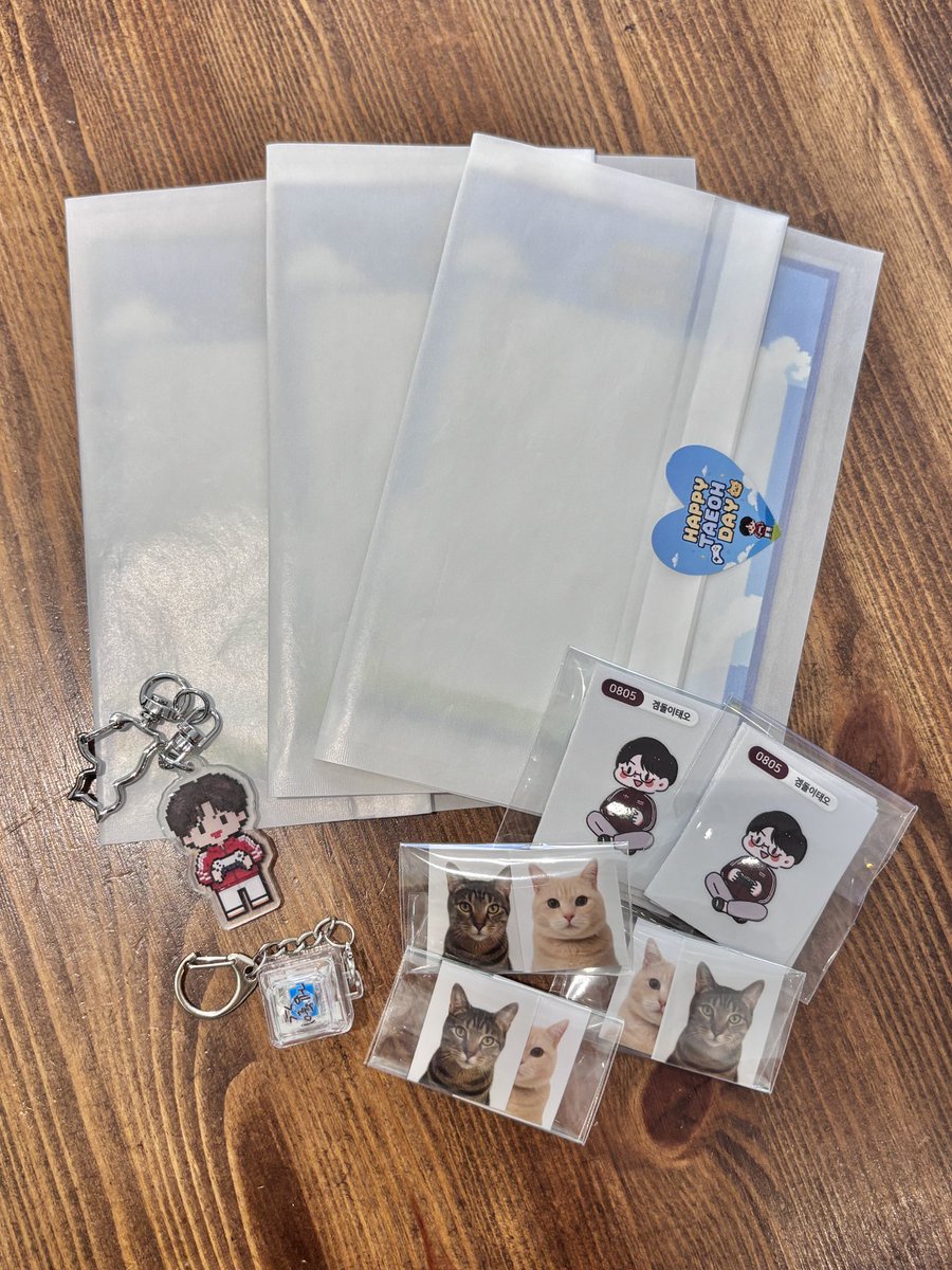 taeoh_arcade's tweet photo. 🍪QUEST 4
GACHA에 참여하세요!

겜돌이 쿠키 구매 시 뽑기기회가 1회 주어집니다
증정되는 코인을 넣고 기계를 돌려주세요!
※하루 10개 한정판매

LIST🎁
아크릴 키링 1set
키캡 키링 1set
띠부씰 5종 2set
영민&amp;훈 증명사진 3set
특전 하나 더 3set 

#겜돌이의_생일을_축하합니다
#Quest_for_TAEOH https://t.co/5nxZcjE0Ef