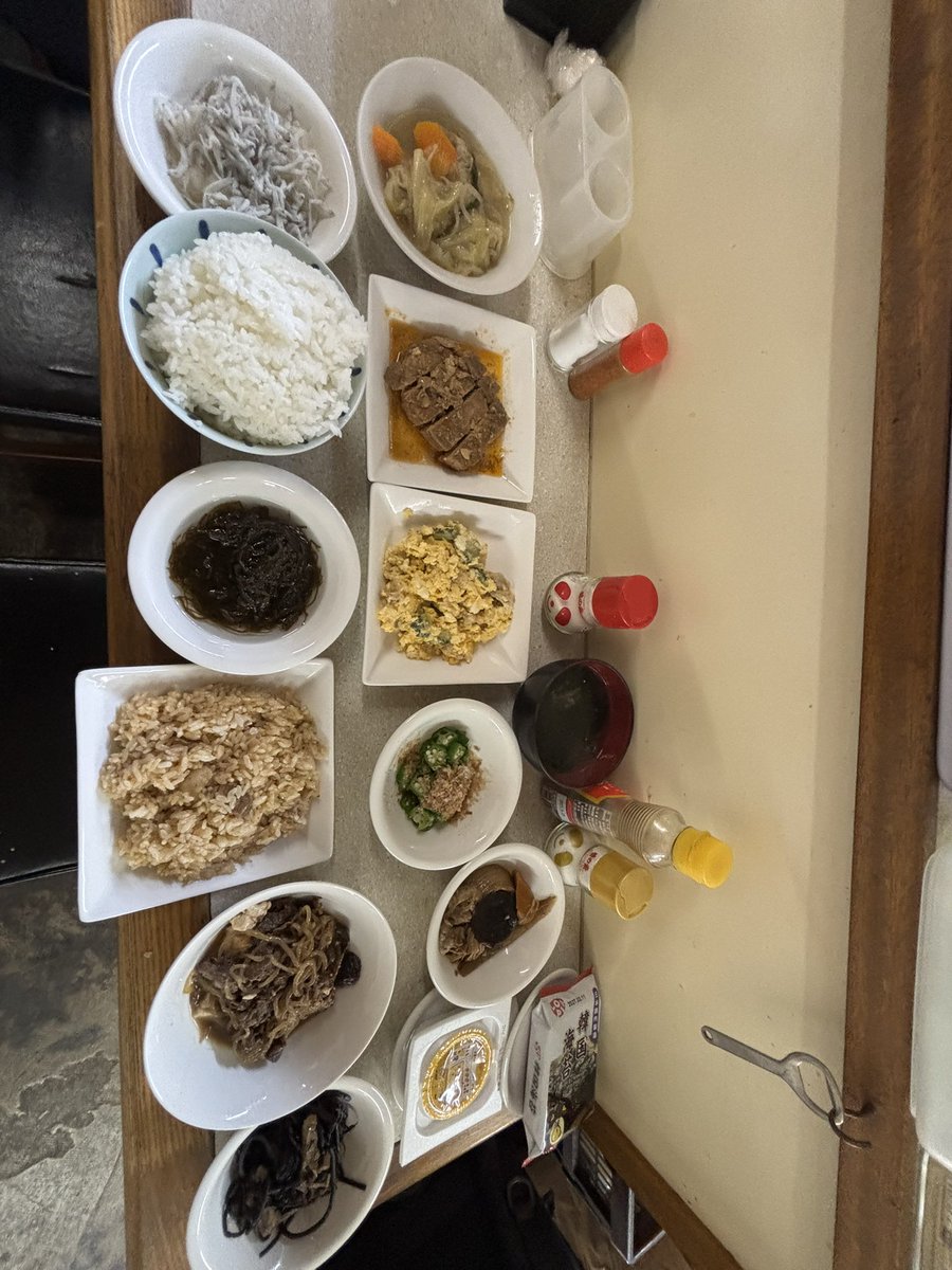 MOSEman111111's tweet photo. オモウマい店を二回断ってこれからも断り続けるというキャラの濃いお店に出会いました！！！
お惣菜食べ放題1000円
間違えてライス２つ完食
お店の名前は伏せて欲しいとのこと。
私は幸せ者です🤣 https://t.co/hIf8YL6nqC