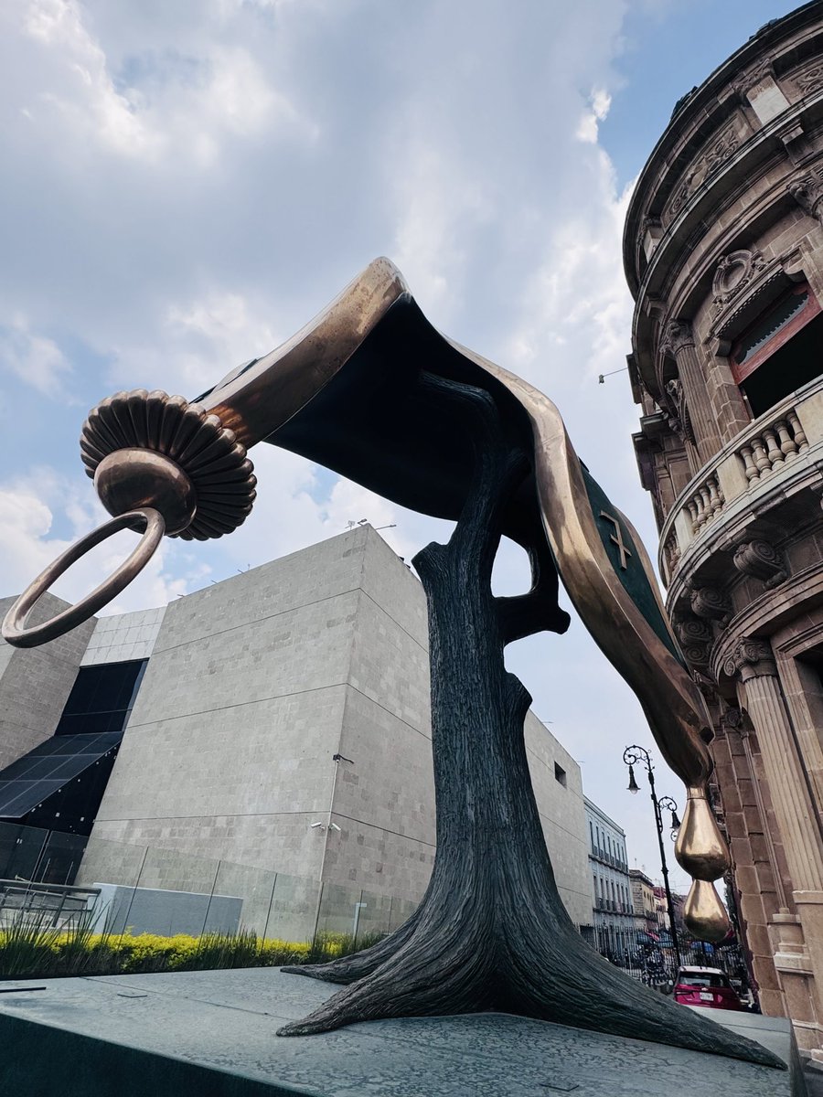 FlorAbierta2's tweet photo. Impactante, Bella, Onírica, terrorifica…. asi la Expo de #Dali, #CDMX, Centro #Unam https://t.co/VPQyBMCPpL