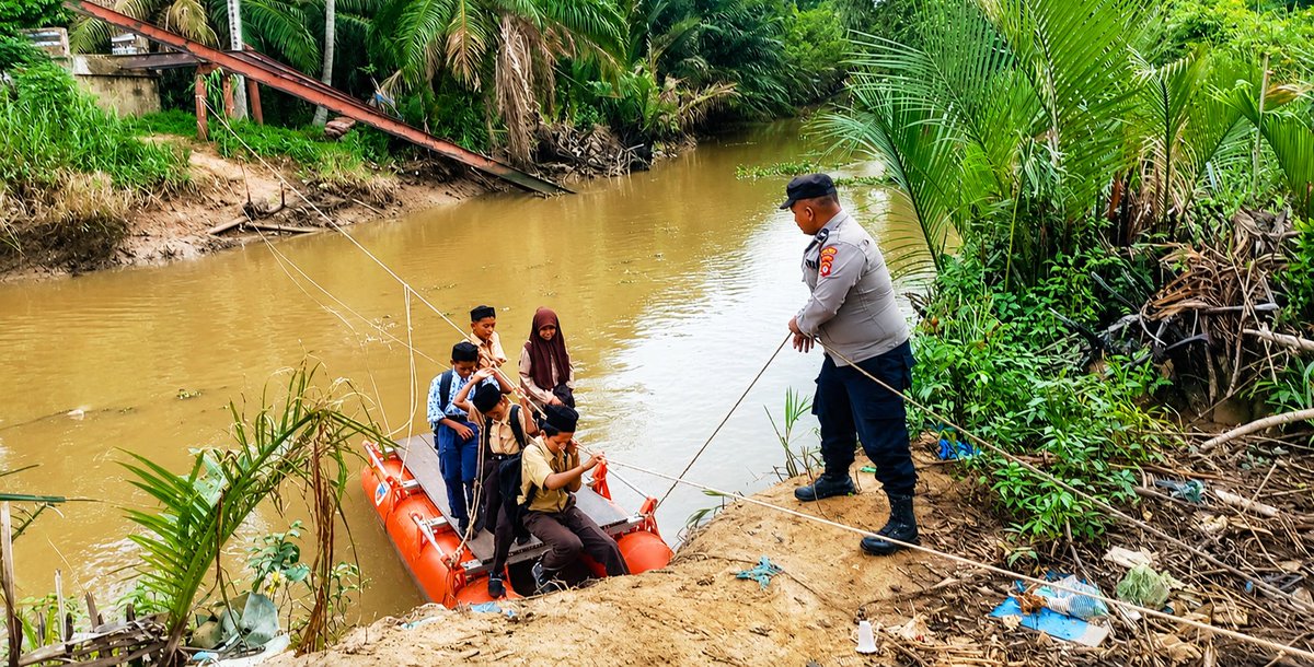 polresatim's tweet photo. Banjir Putuskan Akses Jembatan, Anggota Polsek Darul Ihsan Bantu Pelajar Seberangi Sungai

"Selama belum pulih, anggota kami akan terus membantu penyeberangan agar mereka dapat berangkat dan pulang sekolah dengan selamat."
@DivHumas_Polri 
@bidhumasaceh 
https://t.co/aiDXXMNN2Q https://t.co/9po2GvAfMT