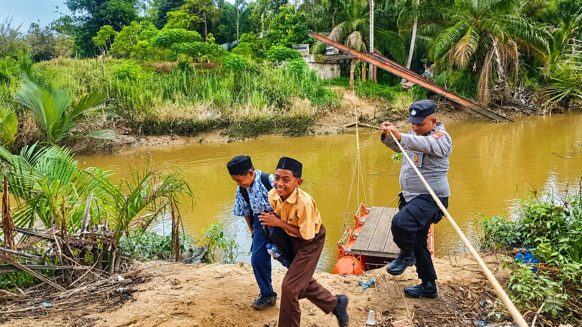 polresatim's tweet photo. Banjir Putuskan Akses Jembatan, Anggota Polsek Darul Ihsan Bantu Pelajar Seberangi Sungai

"Selama belum pulih, anggota kami akan terus membantu penyeberangan agar mereka dapat berangkat dan pulang sekolah dengan selamat."
@DivHumas_Polri 
@bidhumasaceh 
https://t.co/aiDXXMNN2Q https://t.co/9po2GvAfMT