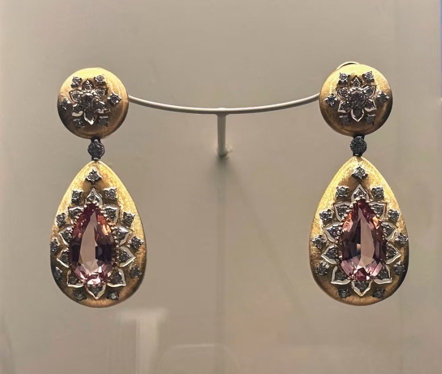 mystical1030's tweet photo. It wasn’t until today that I realized the High Jewelry earrings GISELLE wore for BELLA Magazine’s June issue were actually a one-of-a-kind High Jewelry creation, with only a single piece existing in the world.
#GISELLE #aespa https://t.co/xUoU23PDW8