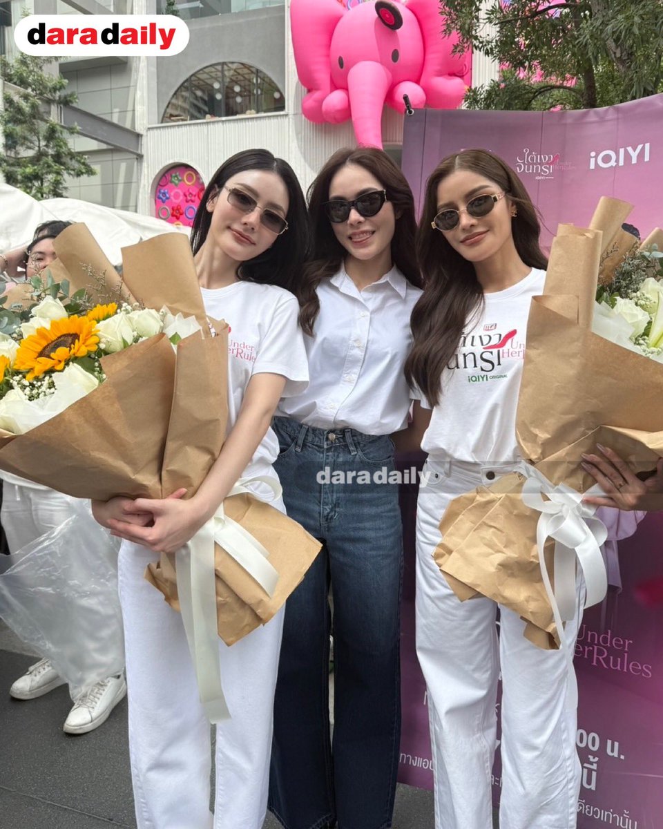 daradaily's tweet photo. งื้อออ เฟรมนี้น่ารักที่สุดดด “น้องชาล็อต” หอบตัวและหัวใจ พร้อมดอกไม้ช่อสวยๆ มาส่งให้ “มีนเบ้บ” ถึงมือเลยยย 🌻🌹🫶🏻 
แล้วต้าวเด็กได้เจอกันดุ๊กดิ๊กกันมากๆ 😘

UNDER HER RULES BLESSING 
#บวงสรวงใต้เงาจันทรา #มีนเบ้บ #ชาล็อตออสติน  #meenbabe #CharlotteAustin #daradaily #ดาราเดลี่ #ข่าวบันเทิง