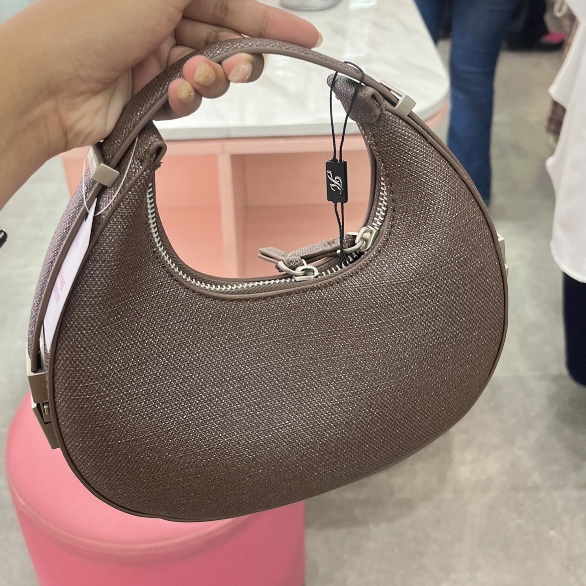 prelovedandd's tweet photo. wts preloved blouse, cardigan, bag 
via 🍊
#zonabu
#zonauangㅤ https://t.co/j8dkZcZ822