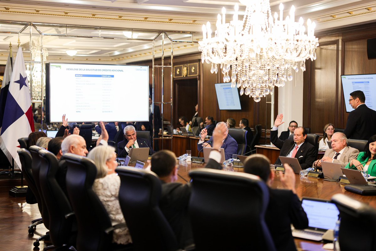 as_salazar's tweet photo. Gabinete autorizan presentar proyecto de ley que corregirá las deficiencias del mercado eléctrico y fortalecerá la protección al consumidor

-La ASEP podrá intervenir a las empresas eléctricas por faltas en el servicio. Las multas se elevan hasta B/.20 millones por infracciones a la Ley o a los contratos de concesión.-

-Unas 150 mil familias que hoy día no cuentan con el servicio, podrán tener acceso a energía eléctrica-

El Consejo de Gabinete aprobó la Resolución N. 83-26 que autoriza al Ministro de la Presidencia a presentar ante la Asamblea Nacional el proyecto de Ley “que modifica y adiciona artículos al Texto Único de la Ley 3 de febrero de 1997 y dicta otras disposiciones”, con el fin de corregir distorsiones en el mercado eléctrico, fortalecer el marco regulatorio para el servicio de electricidad y asegurar su adecuada prestación, en beneficio de la ciudadanía.

El referido proyecto de ley sigue la línea trazada por el presidente de la República, @JoseRaulMulino de dar respuestas a las reiteradas  quejas en torno a la calidad del suministro eléctrico, por motivo de frecuentes fluctuaciones de voltaje, interrupciones del servicio y daños a electrodomésticos, así como a deficiencias en los mecanismos de atención, compensación e indemnización al cliente.

La propuesta del Ejecutivo, que regirá para los próximos contratos, incorpora disposiciones orientadas a garantizar una mayor transparencia en la información suministrada a los clientes, plazos definidos para la atención de reclamos, reconocimiento de créditos por incumplimiento de las normas de calidad por parte de las empresas distribuidoras conforme a las normas reglamentarias vigentes, y herramientas que permitan una supervisión más efectiva por parte de la autoridad reguladora.

También se elevan los montos de sanciones a las empresas eléctricas. Los prestadores del servicio de energía eléctrica podrán ser multados hasta por B/.20 millones por infracciones a la Ley o a los contratos de concesión.

Estas medidas procuran equilibrar la relación entre prestadores y usuarios, fortaleciendo la protección del consumidor dentro del sector eléctrico.

Para asegurar la continuidad en la prestación de los servicios, el proyecto propone que la Autoridad Nacional de los Servicios Públicos (ASEP) pueda intervenir a los prestadores del servicio público de electricidad, durante el tiempo que le tome corregir una falta, o mientras se rescinda o se dé la resolución administrativa del contrato o la terminación de la licencia correspondiente.

Para tal fin, se designará un interventor cuya remuneración deberá ser sufragada por el propio prestador del servicio. Este interventor quedará inhabilitado para mantener vínculos comerciales y/o profesionales con la empresa objeto de la intervención, sus filiales o grupo económico por un periodo de dos (2) años.

Además, el proyecto amplía y precisa las obligaciones de las empresas de distribución eléctrica al incorporar elementos esenciales para la modernización del sistema, tales como la implementación de tecnologías de redes inteligentes, mejoras en los sistemas de medición, estándares de transparencia operativa y compromisos de inversión.

Otra innovación es que la electrificación de áreas rurales no servidas, no rentables y no concesionadas se incluye como una obligación inherente a la actividad de distribución, ampliando su alcance. De igual manera, se introducen ajustes regulatorios que permiten reconocer estas inversiones dentro de la estructura de costos del sector, asegurando señales económicas adecuadas que viabilicen su ejecución.

La  Administradora general · Autoridad Nacional de los Servicios Públicos, Zelmar Rodríguez, indicó unas 150 mil familias que hoy día no cuentan con el servicio, podrán tener acceso a energía eléctrica.
@AsepPanama