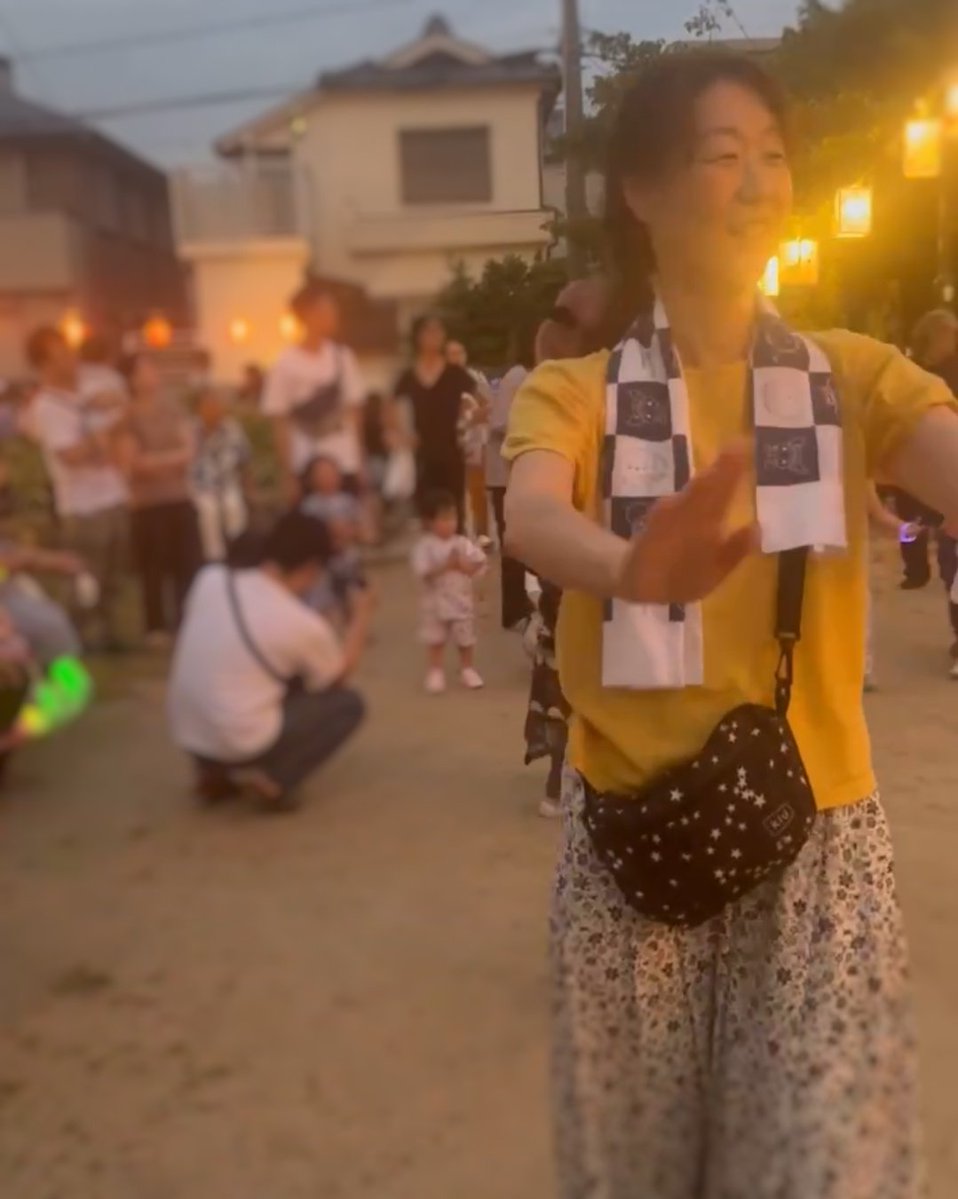 minedemine's tweet photo. 盆踊り行ったらやすとしおった😆他の地域の祭りも顔出してここ来てまたよそのお祭りへと向かって行かはった🥺国会議員になってもなお😭何年も、いつも、ずっと地元であちこちきめ細かく顔見せてくださるのほんとすごいんだよな🥺💗積み重ねが半端じゃない😭#日本の夏 #盆踊り #西村康稔 #西村やすとし https://t.co/bfxHjMIH7G