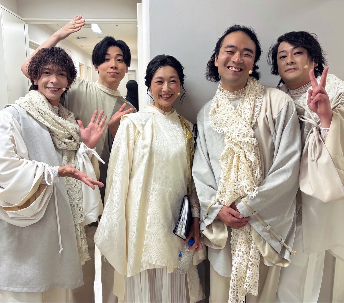 shihokohagino's tweet photo. #ビヨンドドーン
もう懐かしい!8/31 18:00のBチーム🖼️
ありがとうございました!!
本読み稽古での
#藤井惇成 さんと #長谷川��穂子さん の掛け合いの見事さを刻んで臨んだ本番でした🌼
#田中尚輝 さん #池田怜央 さん #佐藤希洋 さんの実力キラキラ集団と🥹#beyonddawn 本日千穐楽! https://t.co/cnu1h7T3Z1